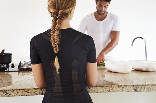 Kvinde og mand laver mad i posture shirt